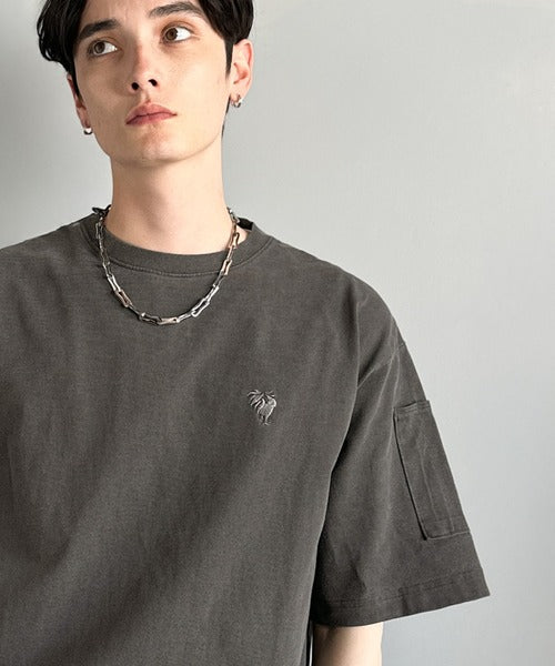 「イマドキな、古着感。」袖ポケット付きピグメント加工刺繍入りTシャツ／Sleeve Pocket Pigment-Dyed Embroidery T-Shirt co1150025
