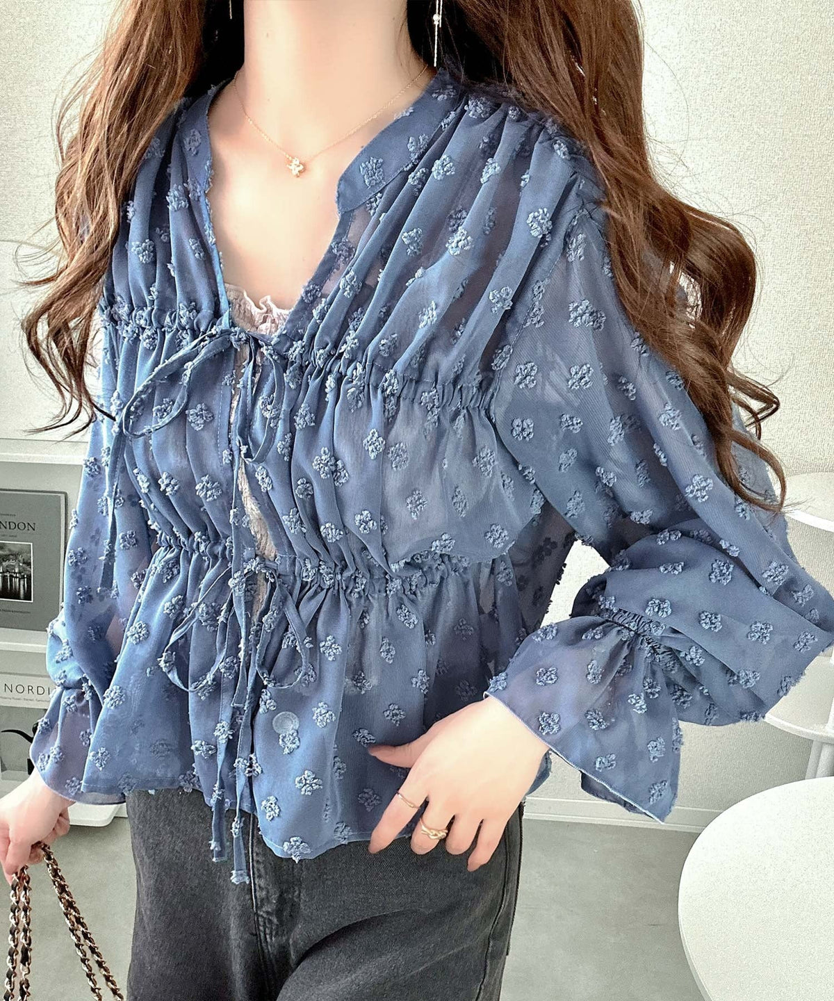 【mily bilet】透け感シフォンでつくる、大人の可憐スタイル。花柄シフォンカーデブラウス（長袖） mi1019105