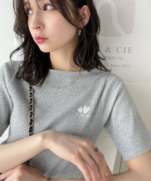 胸元にキュン。ハートサガラ刺繍テレコリブ素材ボートネックTシャツ（半袖） ce1330019