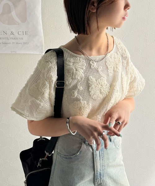 大人のおしゃれ度ワンランクアップ。チュールフラワーコード刺繍半袖Tシャツ ce1260429