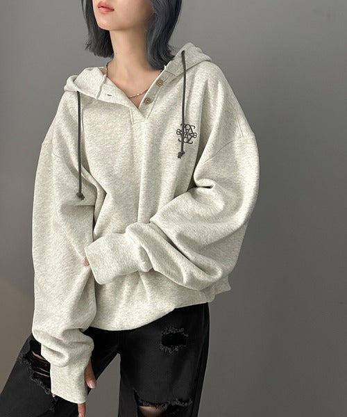 《Javaジャバコラボ》抜け感も叶える大人カジュアル。胸刺繍Bigヘンリー裏起毛指穴パーカー jv1329009