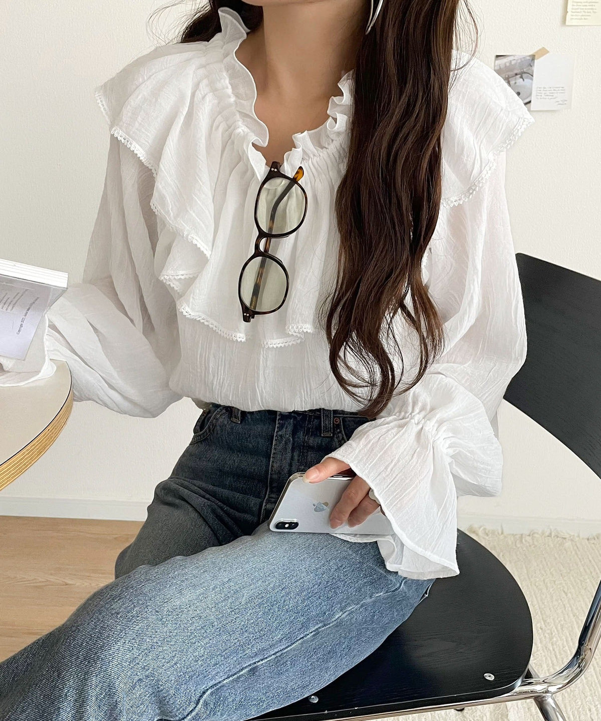 【mily bilet】ふんわりシルエットが魅せる、上品フェミニンスタイル。前後2WAYピコレース使いフリル襟コットンボイルブラウス mi1019099