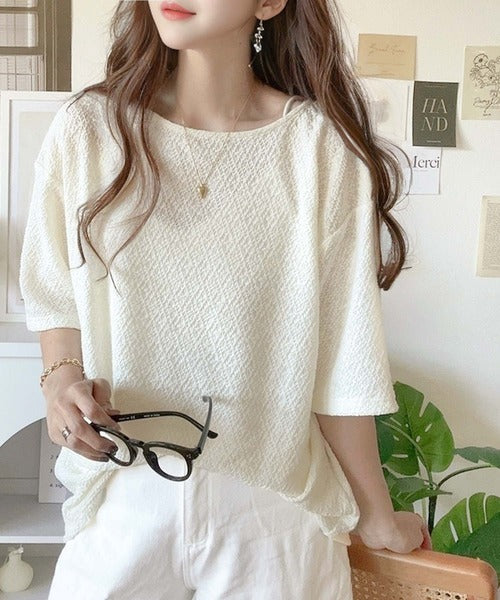 凸凹としたデザインが特別な雰囲気を纏う。シャーリング半袖Tシャツ ce1260258