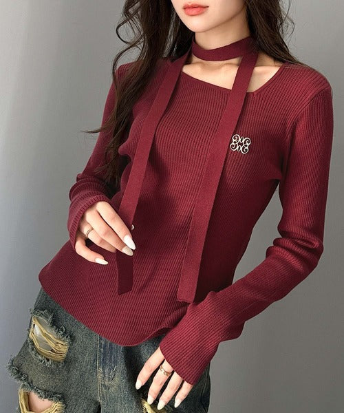 【mily bilet】女性らしさを格上げ。ブローチ付きアシメトリーネックオフショルマルチウェイチョーカー付きニットプルオーバー mi1029085