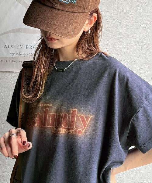 1枚で着映える。平和グラフィックスプレー風ロゴ半袖Tシャツ(オーバーサイズ） ce1050270