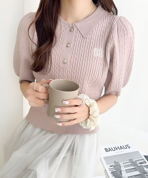 【mily bilet】きちんと上品大人キュート。胸刺繍ケーブルニットパフスリーブポロシャツ(半袖) mi1029096