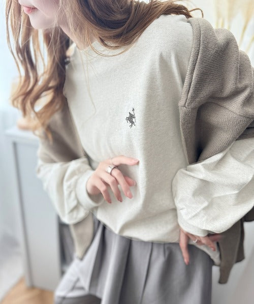 大人カジュアルスタイルに。綿100％着心地抜群の胸刺繍クルーネック長袖Tシャツ ce1050215