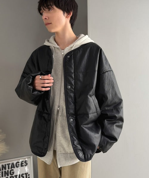 《JaVaジャバコラボ》重厚に魅せて柔らかく馴染む。ソフトフェイクレザーノーカラーキルティングジャケット（ミドル丈） jm1070257