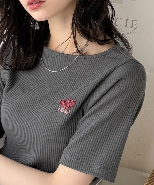 胸元にキュン。ハートサガラ刺繍テレコリブ素材ボートネックTシャツ（半袖） ce1330019