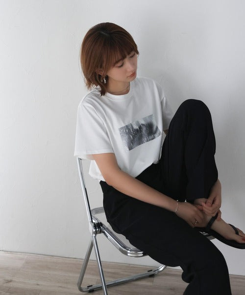【mily bilet】一点投入でモードなおしゃれ感が漂う。綿100%箔プリントTシャツ mi1149053
