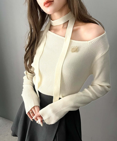 【mily bilet】女性らしさを格上げ。ブローチ付きアシメトリーネックオフショルマルチウェイチョーカー付きニットプルオーバー mi1029085