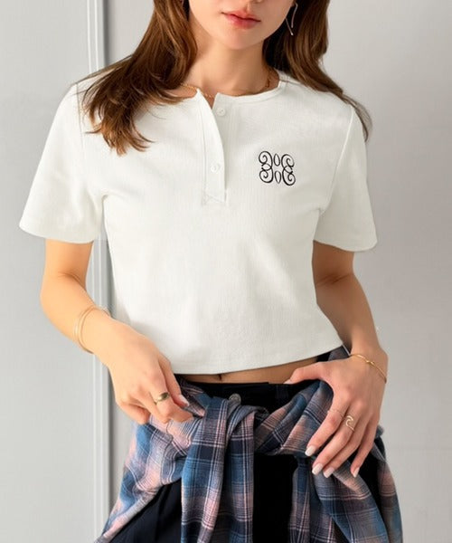 【mily bilet】シンプルを可愛く、今っぽく♪ロゴ刺繍ヘンリーネッククロップドテレコリブ半袖カットソー（ショート丈） mi0789014