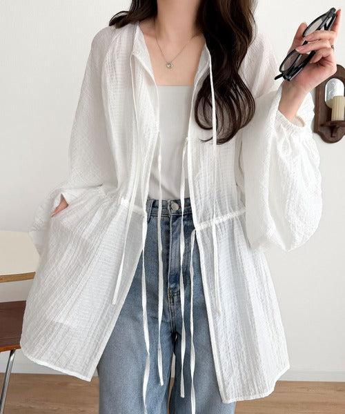 ほんのり透けるシアー素材がつくる、春夏の抜け感ブラウス。ドロストリボンオープンブラウス ce1070210