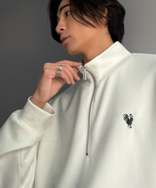 胸刺繍ダンボール素材オーバーサイズショート丈ドルマンスリーブハーフジッププルオーバー（長袖）／Chest Embroidered Double-Knit Oversized Cropped Dolman Sleeve Half-Zip Pullover co1010072