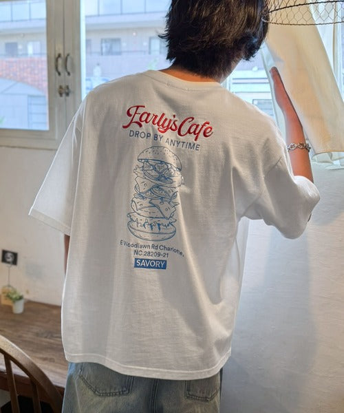 《JaVaジャバコラボ》遊び心のあるカフェロゴが映えるバックプリントT。刺繍使いハンバーガーデザインTシャツ jo1320016