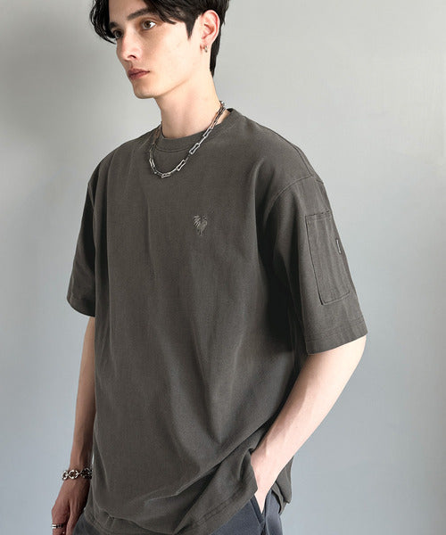 「イマドキな、古着感。」袖ポケット付きピグメント加工刺繍入りTシャツ／Sleeve Pocket Pigment-Dyed Embroidery T-Shirt co1150025