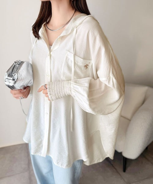 【接触冷感機能付き】冷感＆シアー素材で涼しく彩る。胸刺繍フード付きシアーシャツ（長袖） ce1070209
