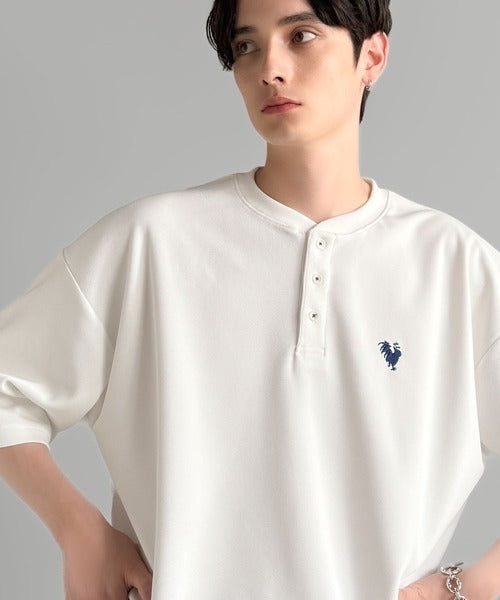 「大人びた遊び心。」刺繍入りハイクオリティダブルフェイス素材バンドカラーポロシャツ／Embroidered High-Quality Double Face Band Collar Polo co1150027