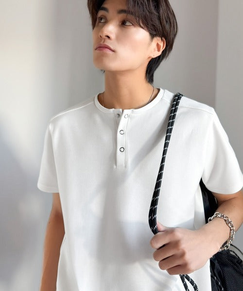 【接触冷感機能付き】肩切り替えショート丈ダンボール素材ヘンリーネックTシャツ／Shoulder Panel Cropped Double-Knit Henley T-Shirt co1010056