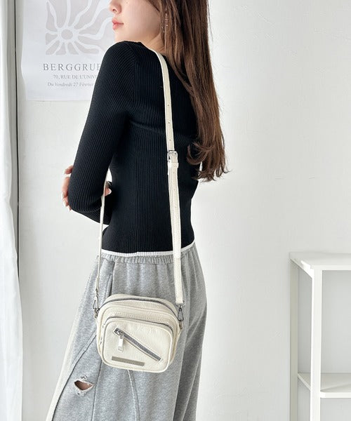 【mily bilet】お洒落なサイズ感♪エナメルフェイクレザーデザインポケットミニショルダーバッグ(斜め掛け) mi1159043