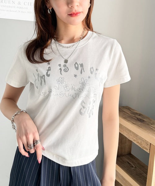【mily bilet】大人の上品グラフティ。ハンドペイントライクシルバープリントコンパクトTシャツ mi1329023