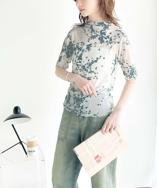 シンプルコーデに華やかさを添える。花柄フロッキーシアーハイネック半袖プルオーバー ce1010314