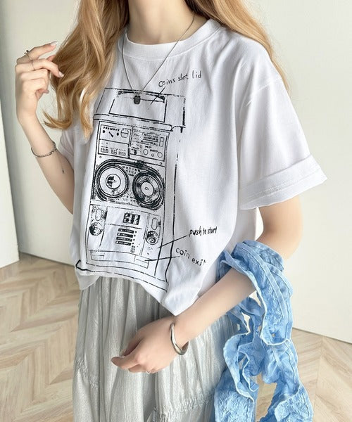 トレンドのレトロ感が魅力。綿100％コインゲームレトログラフィックプリントTシャツ mo1310045
