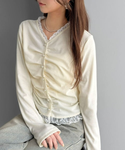 【mily bilet】レース×ギャザー×パールボタンで甘さをぎゅっと。テレコレース前立てトップス（長袖） mi1359077
