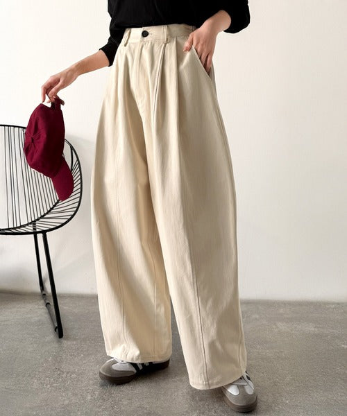 《JaVaジャバコラボ》カーブで魅せる、抜け感シルエット。綿100％コットンツイルバレルレッグタックパンツ jv1240111