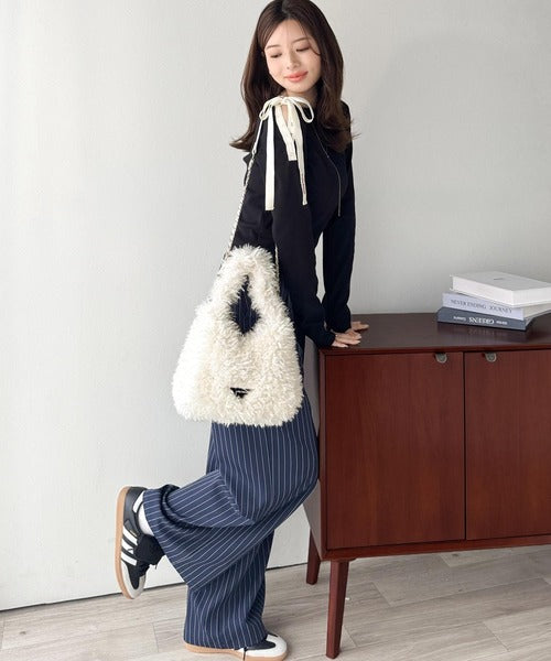 【mily bilet】ふわふわ感と高級感で、季節のおしゃれを格上げ。ロゴプレート使いプードルファーラウンドバッグ mi1179060