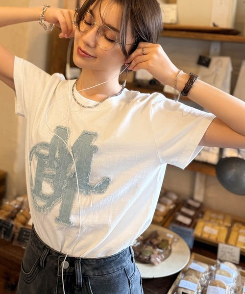 【mily bilet】遊び心を忍ばせておしゃれを一新。デニムフリンジワッペン使いTシャツ mi1329037