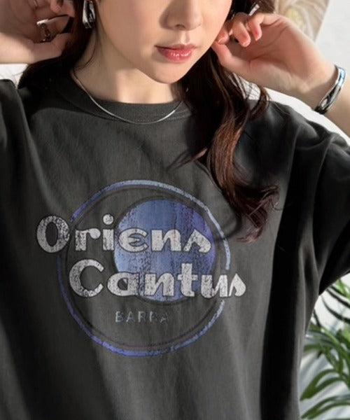 《JaVaジャバコラボ》遊びと余裕をこの1枚で。コットン100％コンパクトグラフィックロゴTEE（半袖） jv1050367