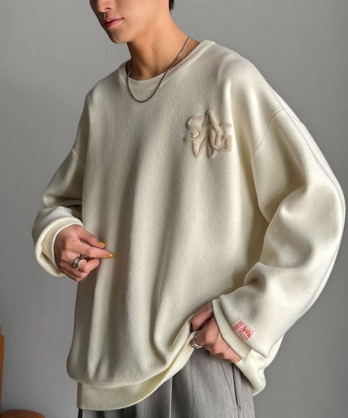 《JaVaジャバコラボ》立体編みで飾る個性。サガラ刺繍風ロゴオーバーサイズニット jm1050332