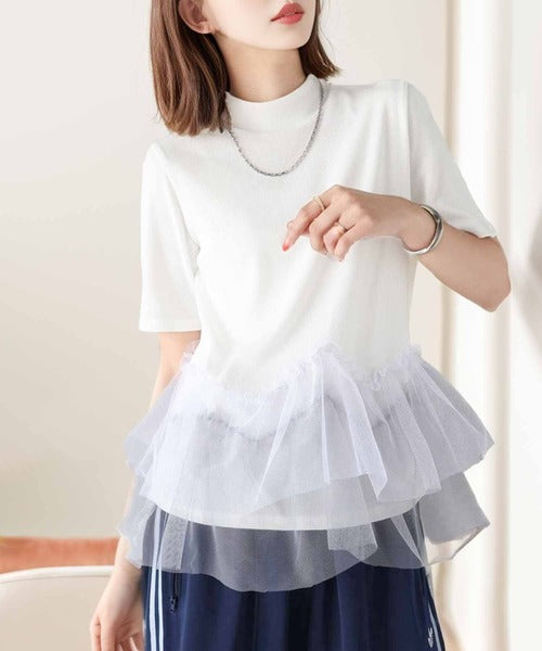 甘さの中にカジュアル要素も取り入れた1枚。チュールフリルモックネックTシャツ ce1010304