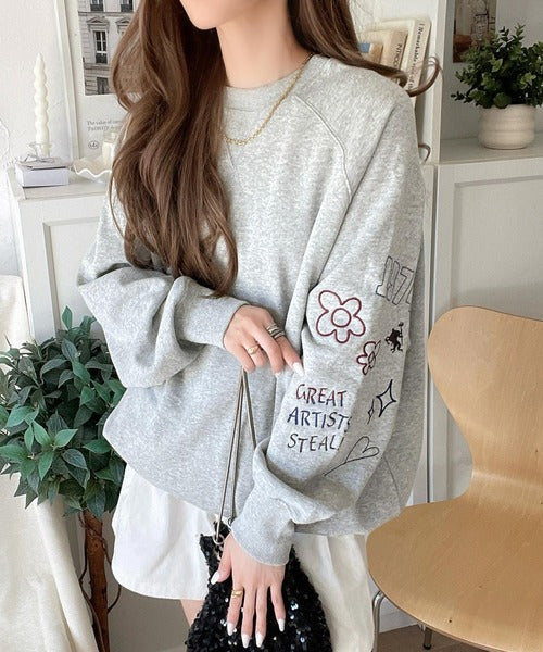 ハンドメイド風刺繍に釘付け。前後2wayランダム袖刺繍裏起毛スウェット ce1050222