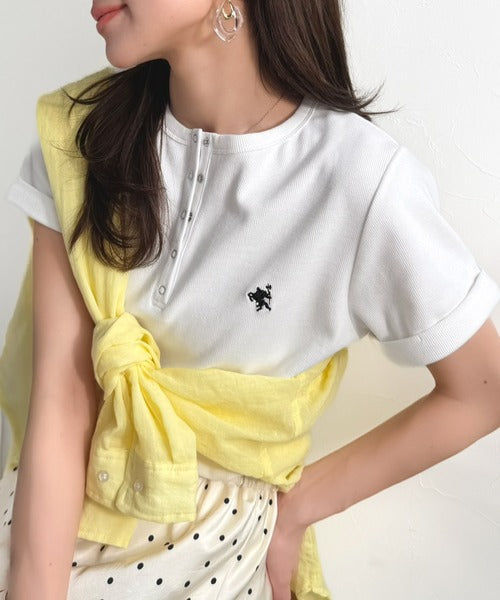 すっきり華奢魅せ。袖ロールアップ胸刺繍入りヘンリーネックリブTシャツ (半袖) ce1410009