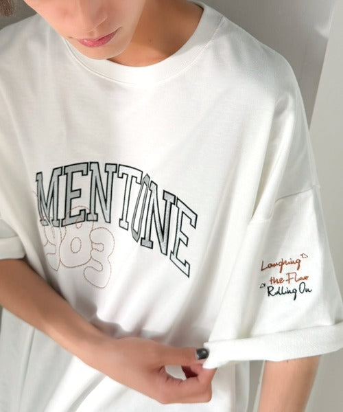 《JaVaジャバコラボ》【吸水速乾機能付き】Tシャツ派にこそ試してほしい！さらっと夏場も快適なカレッジロゴ 飛び刺繍 ミニ裏毛Tシャツ jo1150097