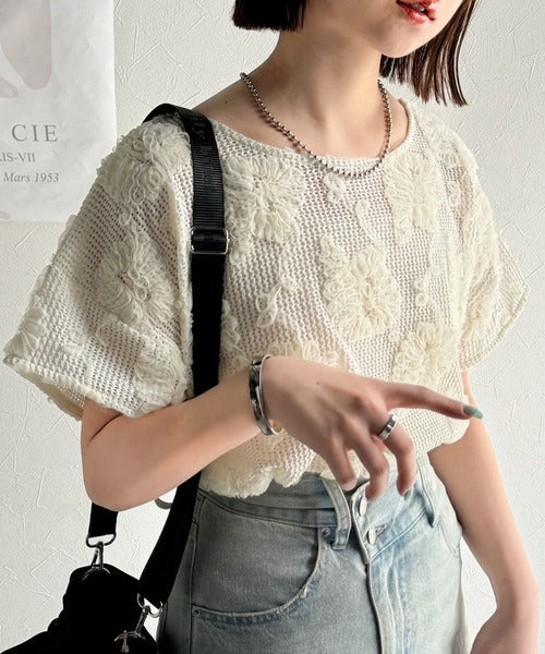 大人のおしゃれ度ワンランクアップ。チュールフラワーコード刺繍半袖Tシャツ ce1260429
