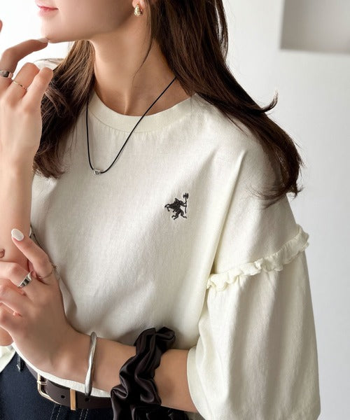さらり着やすく、ほどよくキュート。なんでもない日にひとさじの甘さを。綿100％胸刺繍ピグメント袖フリルT ce1020330