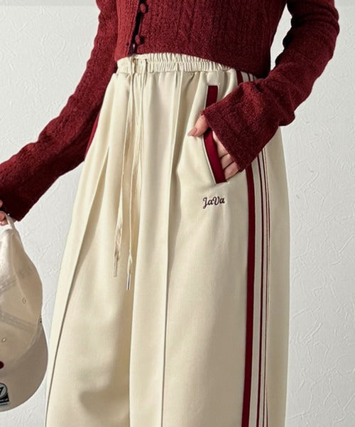 《JaVaジャバコラボ》配色ラインで魅せる大人リラクシー。サイドラインロゴ刺繍トラックパンツ（ウエストゴム） jv1329063
