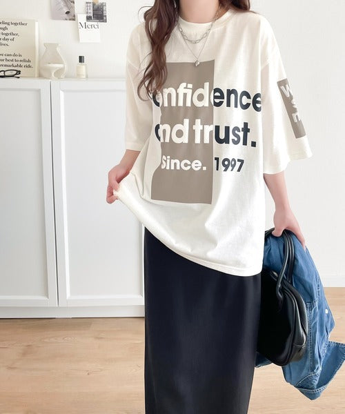 立体感のある発泡プリントがこなれ感たっぷり。立体ロゴプリント配色Tシャツ ce1010308