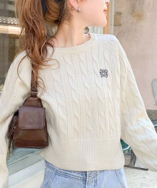 【mily bilet】毎日着たいこなれニット。クロップド胸刺繍ケーブルニット mi1029070