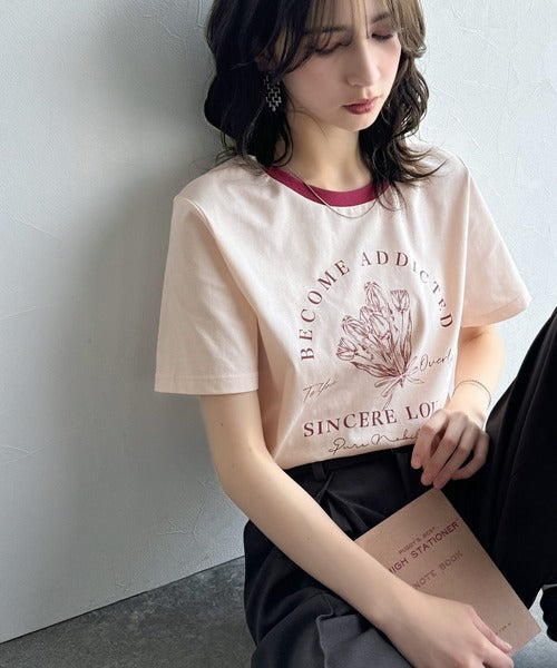 トレンドのディテールが魅力。シルケットフラワーカーブロゴリンガー半袖Tシャツ ce1020196