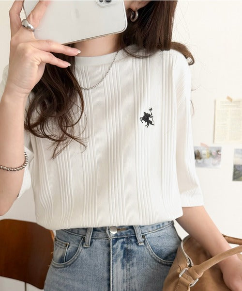 品よく、すっと、毎日に馴染む。オーガニックコットンランダムリブ胸元刺繍Tシャツ（半袖） ce1260538