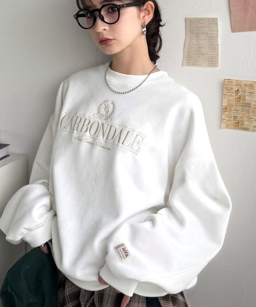 《JaVa ジャバコラボ》微配色刺繍の上品ロゴデザイン。刺繍カレッジロゴ裏起毛スウェット jv1330040