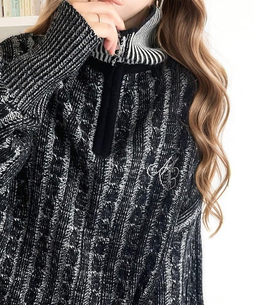 【mily bilet】コーデの主役を飾る。クロップド丈配色ケーブル編み胸刺繍ハーフジップニット mi1029063