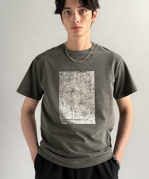 「即トレンド男子。」タイトフィットピグメント加工プリントTシャツ／Tight Fit Pigment-Dyed Print T-Shirt co1010001
