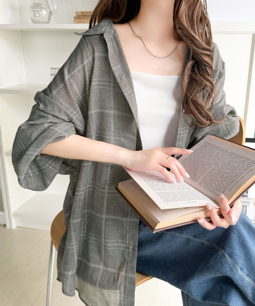 ほんのり透けるチェック柄で、涼しげにこなれる。胸ポケット付きオーバーサイズシアーチェックシャツ(長袖) ce1410033