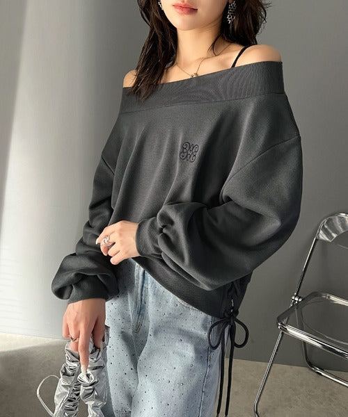 【mily bilet】大人肌見せヘルシースタイル。サイドレースアップ胸刺繍オフショルダースウェット mi1019051