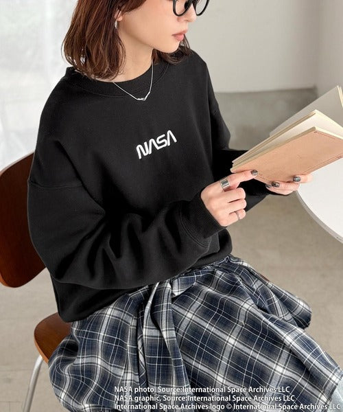 《JaVaジャバコラボ》数量限定！シンプル刺繍で着回し力抜群♪【NASAテーマ】フロントミニロゴ裏起毛スウェットトップス jv1330057